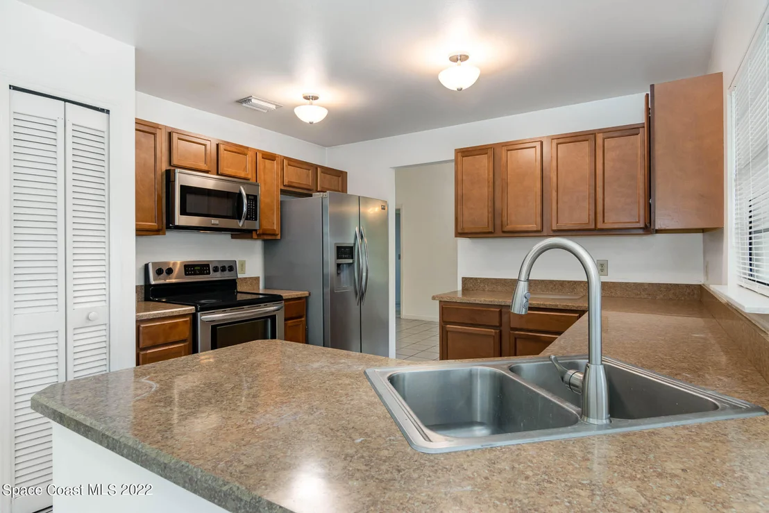 Photo of 1749 Tharp Road SE
