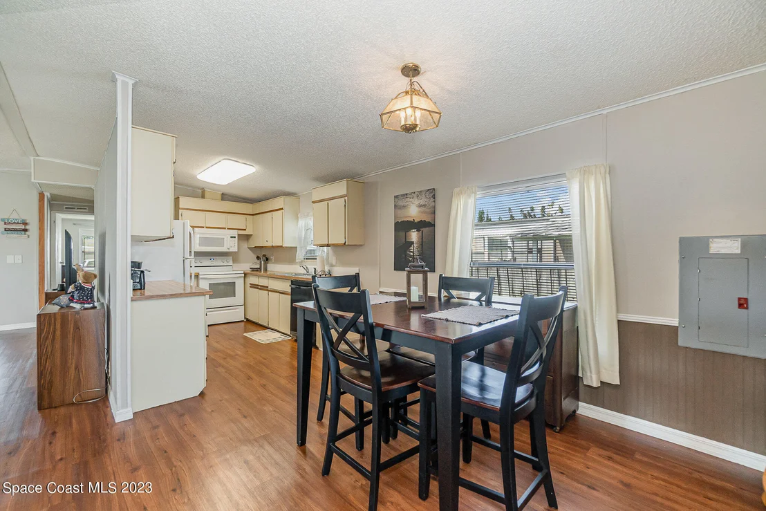 Photo of 2527 Chatham Way NE