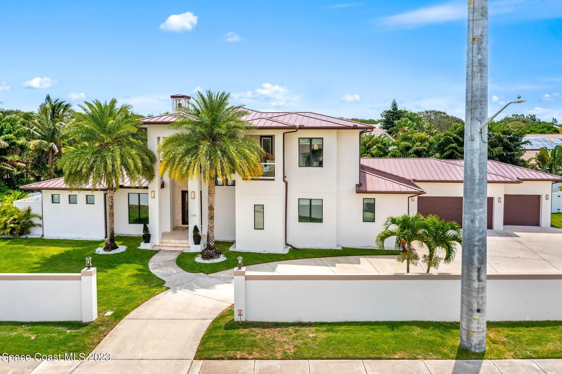 Photo of 2355 N Riverside Drive