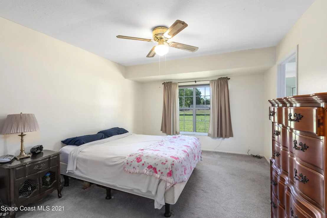 Photo of 859 Riviera Drive NE