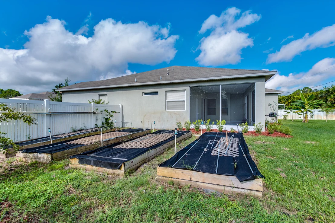 Photo of 899 Lyons Circle NW