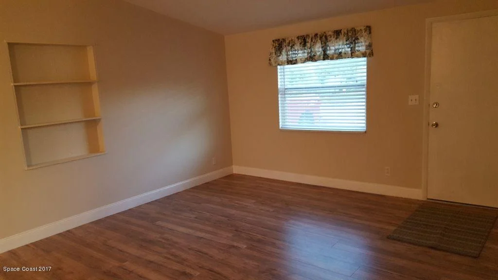 Photo of 972 Canada Street NE