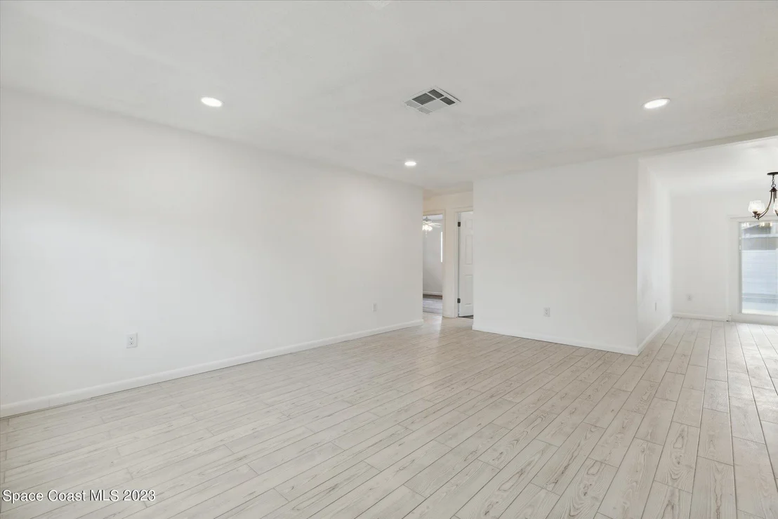 Photo of 885 Kings Post Road