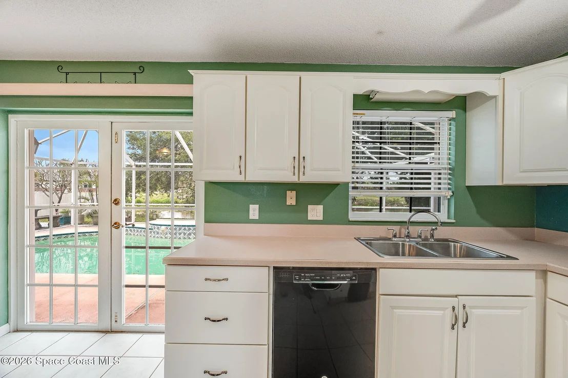 Photo of 586 Louvre Drive