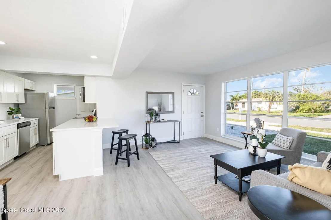 Photo of 948 Canada Street NE