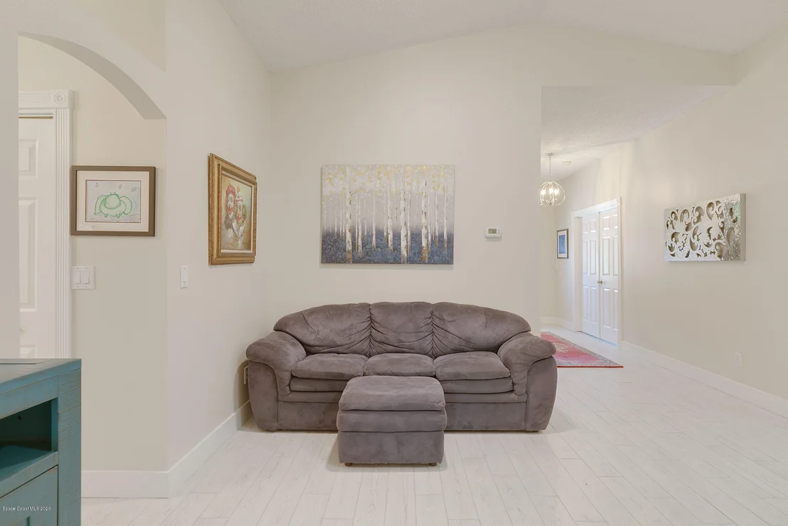 Photo of 877 Villa Drive