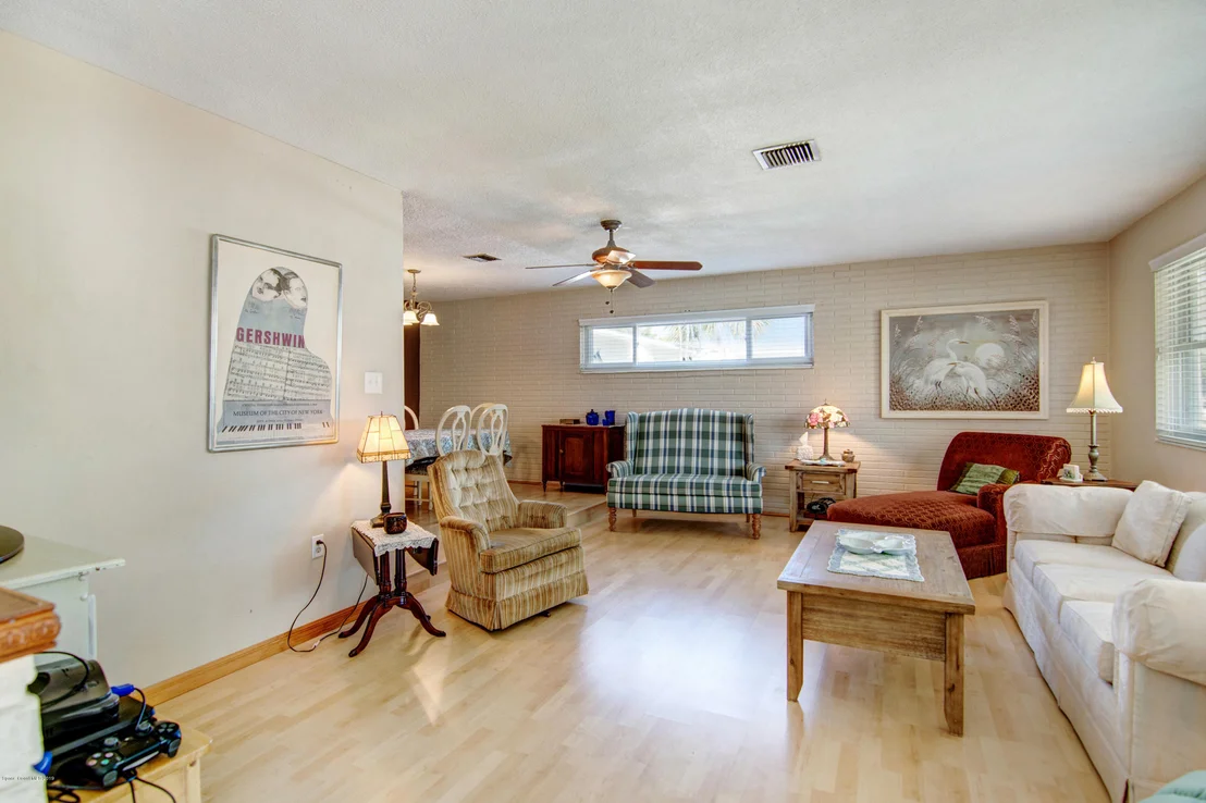 Photo of 650 N Robin Way