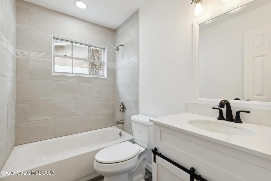 Photo of 885 Kings Post Road