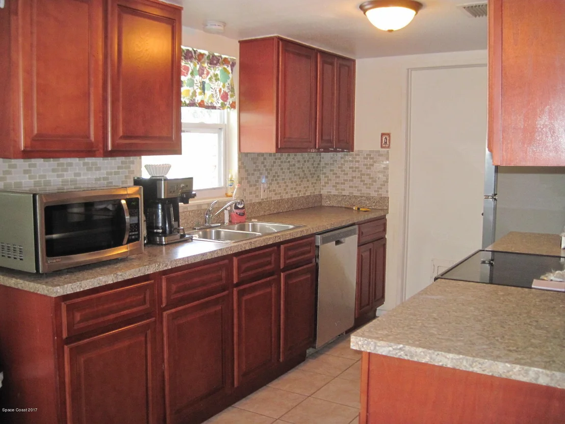 Photo of 2085 Lakeview Drive