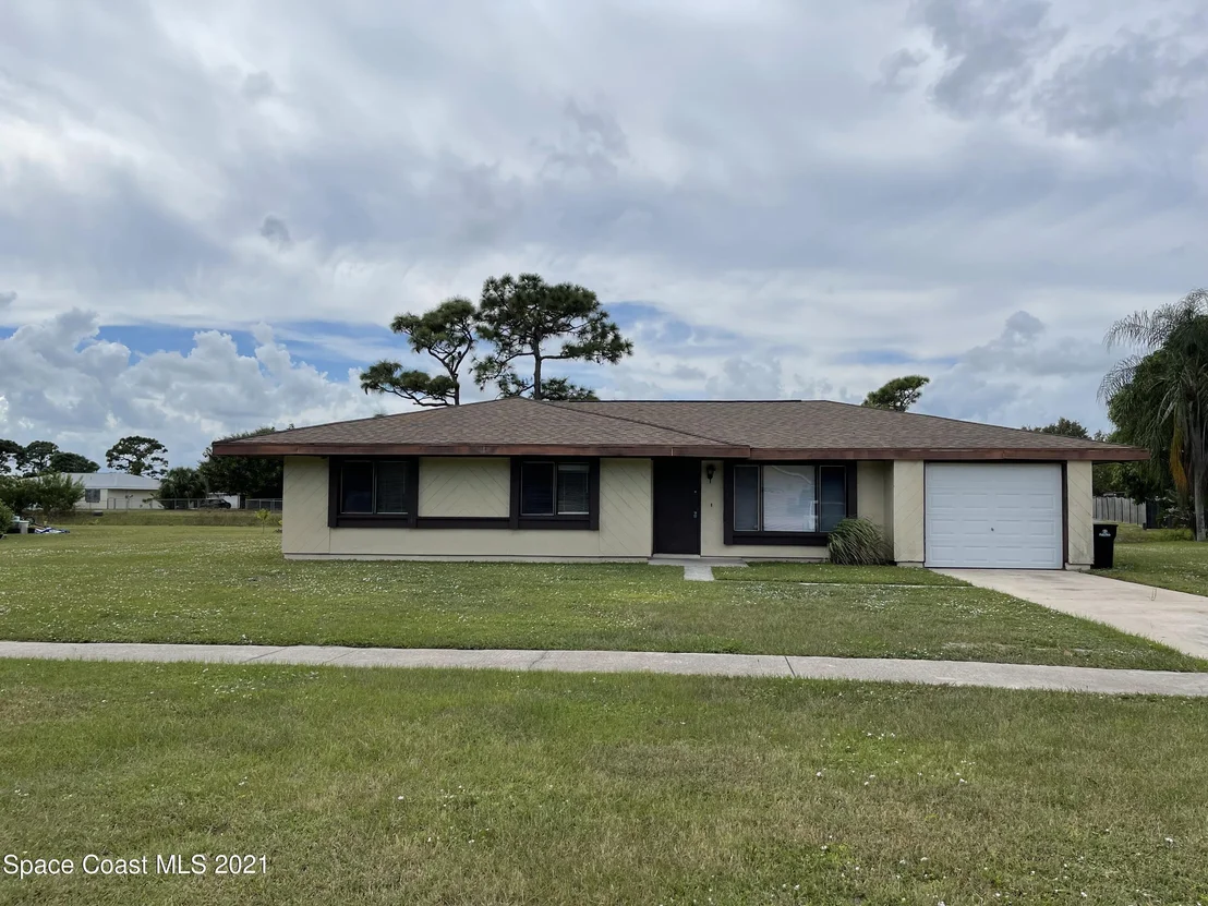 Photo of 1199 Riviera Drive NE