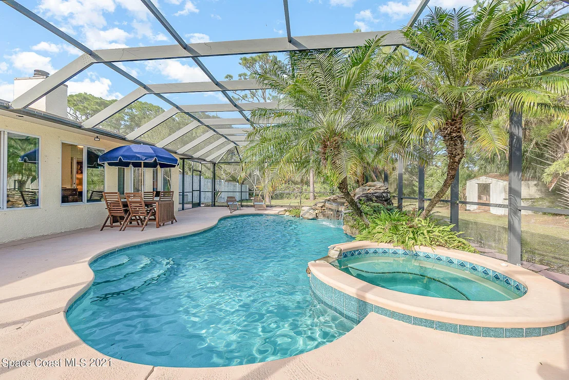 Photo of 2555 Macdonald Lane