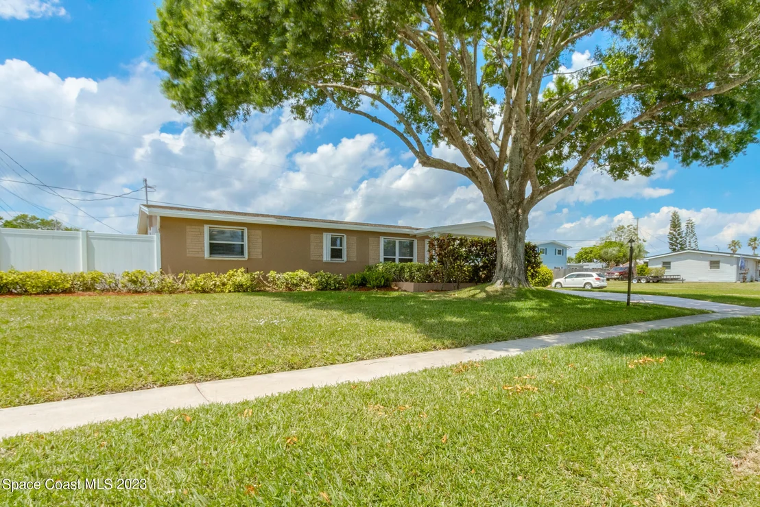 Photo of 842 Ixora Drive
