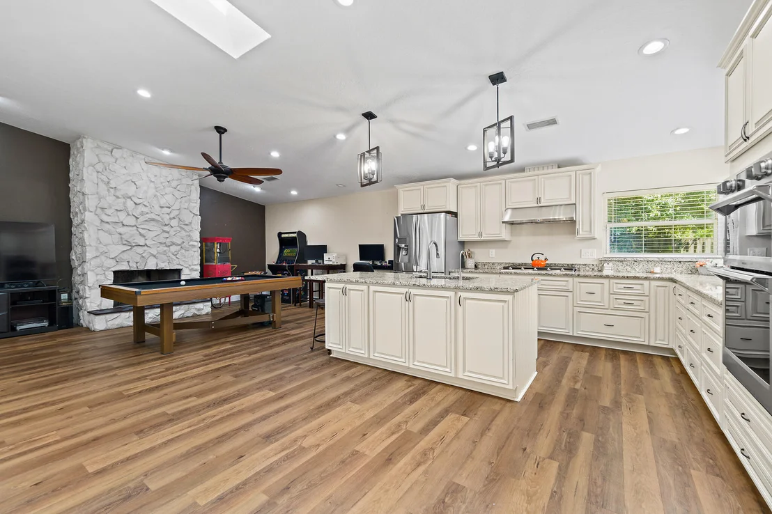 Photo of 810 Knecht Road NE