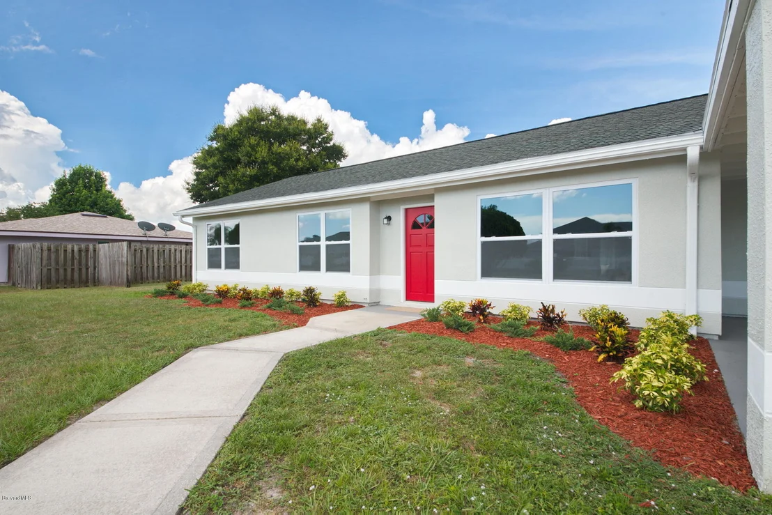 Photo of 1025 Riviera Drive NE