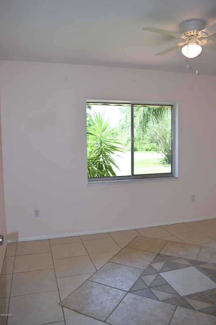 Photo of 881 Riviera Drive NE