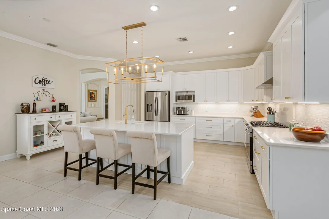 Photo of 844 Chatsworth Drive
