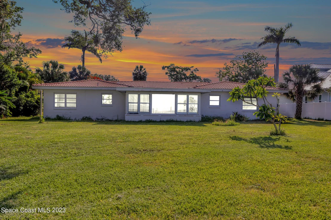 Photo of 804 S Riverside Drive