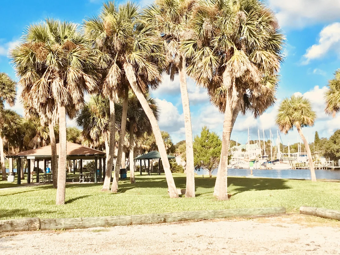 Photo of 727 Banyan Drive