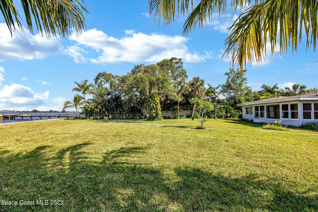 Photo of 804 S Riverside Drive