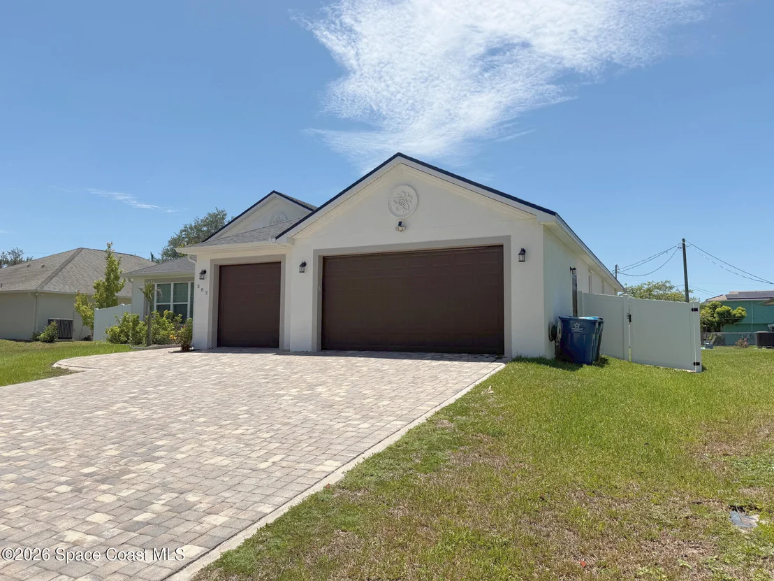 Photo of 382 Eldron Boulevard NE