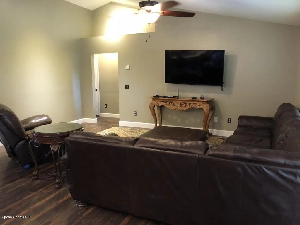Photo of 941 Hollister Drive