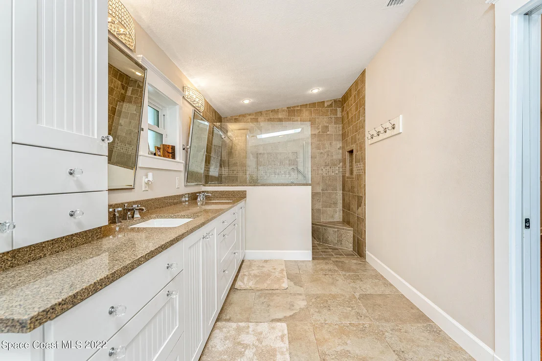 Photo of 437 River View Lane