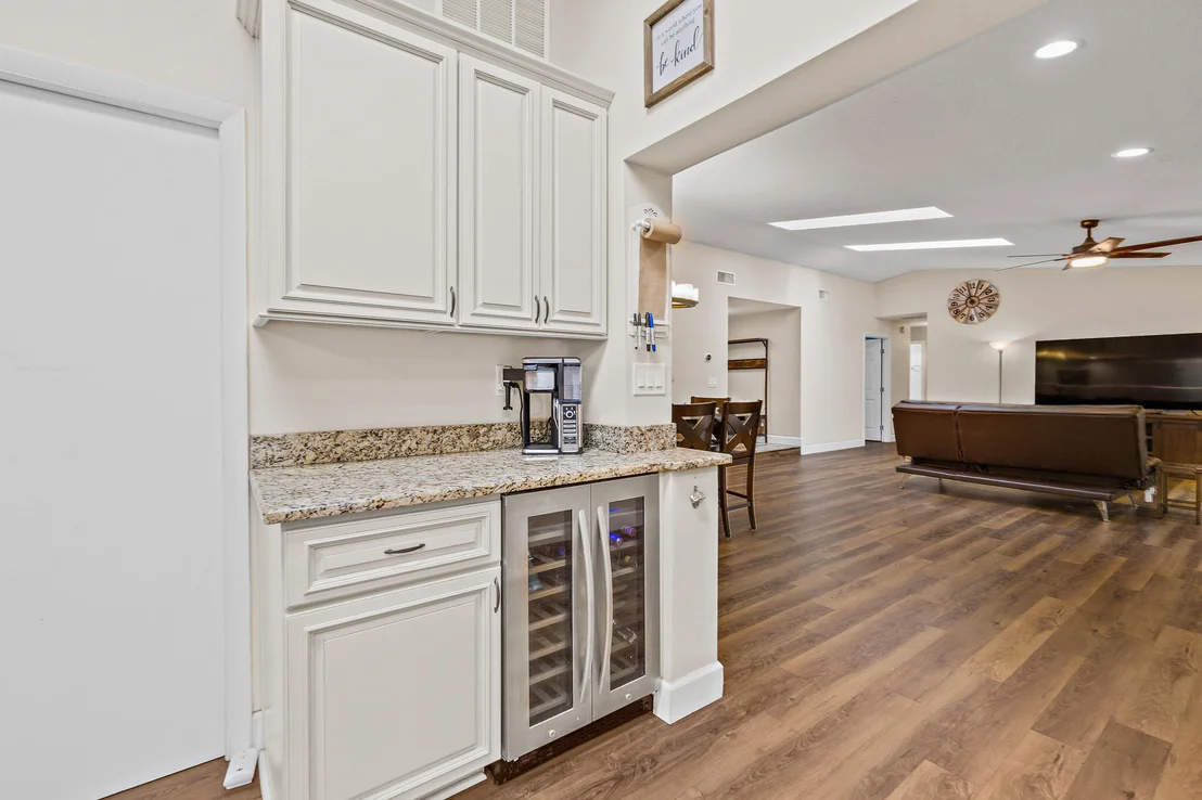 Photo of 810 Knecht Road NE