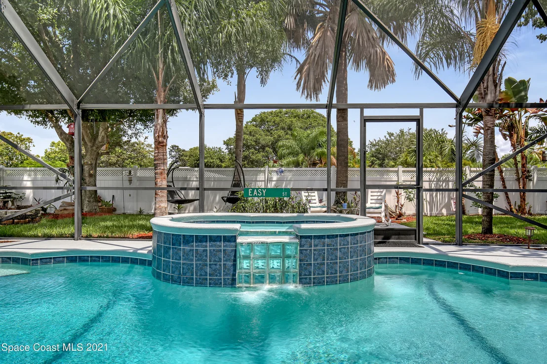 Photo of 895 Riviera Drive NE