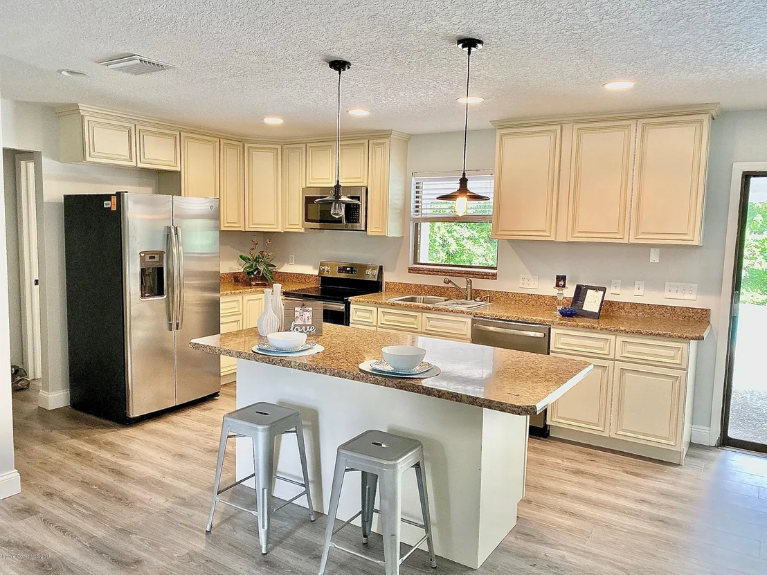 Photo of 1879 Oakwood Trail