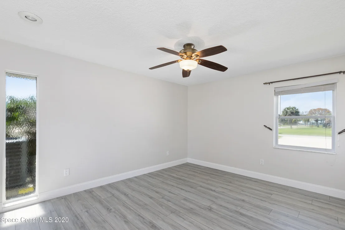 Photo of 609 Roberts Lane NE