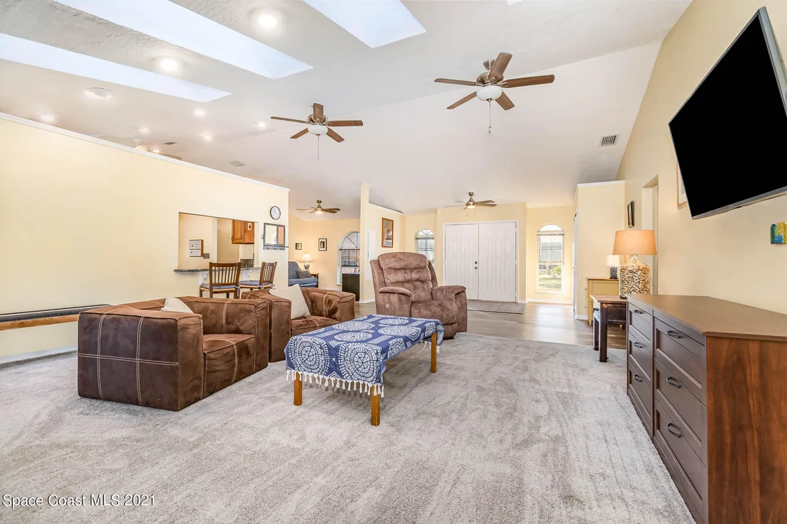 Photo of 2555 Macdonald Lane