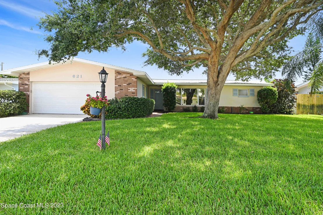Photo of 621 N Robert Way