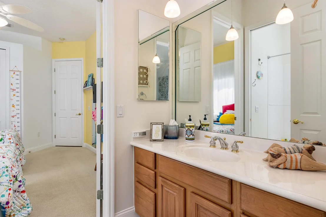 Photo of 824 Chatsworth Drive