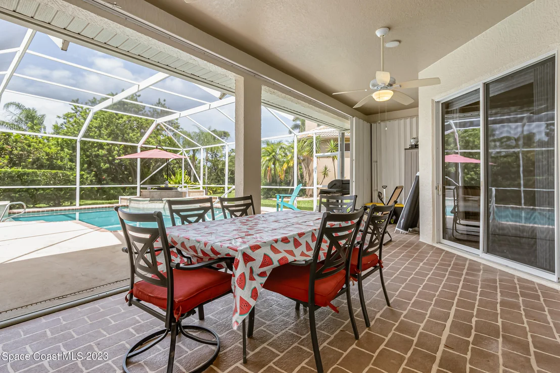 Photo of 844 Chatsworth Drive