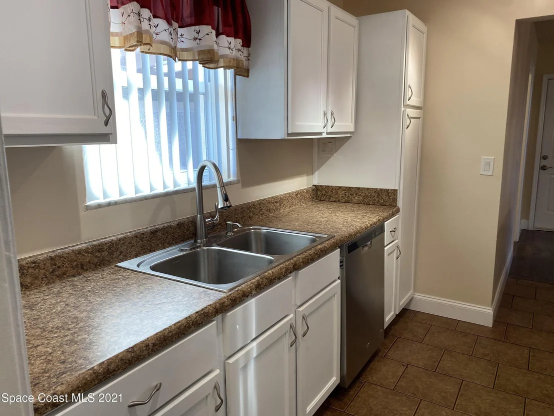 Photo of 835 Canada Street NE