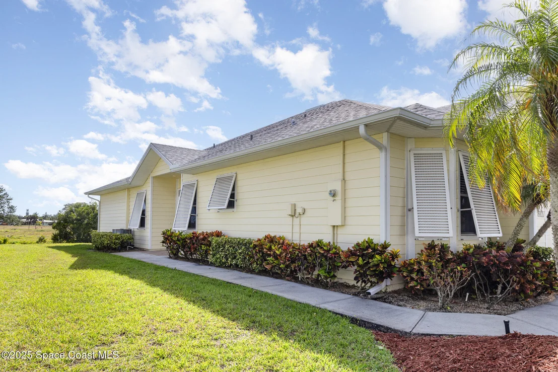 Photo of 1076 Eleuthera Drive NE