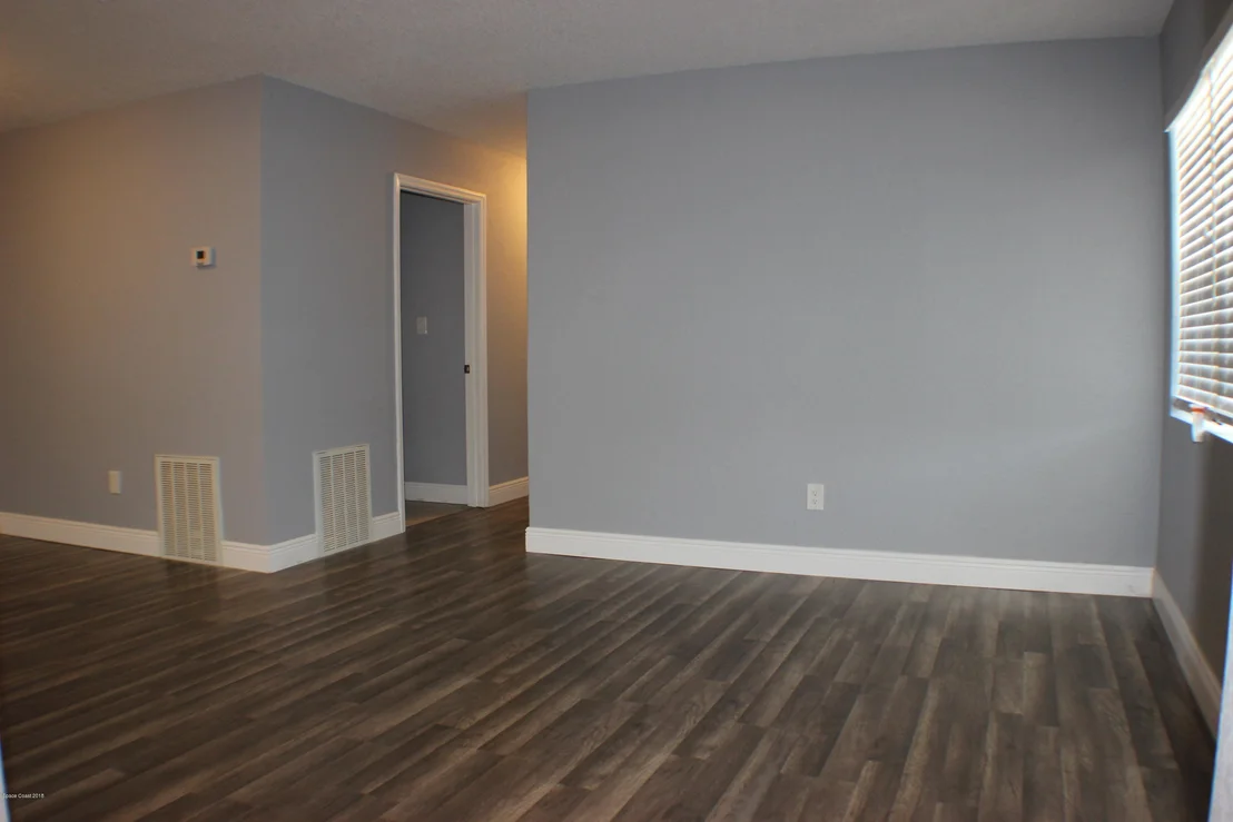 Photo of 1042 Cabot Drive NE