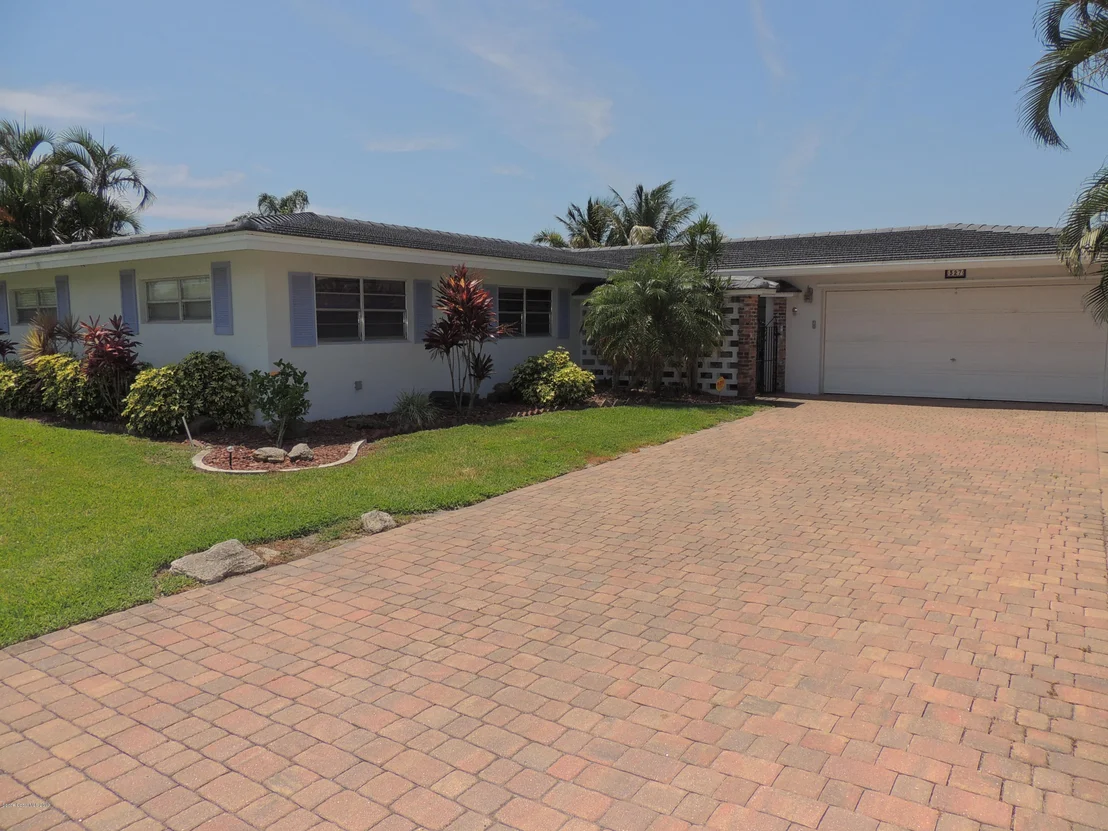 Photo of 327 Dorset Drive S