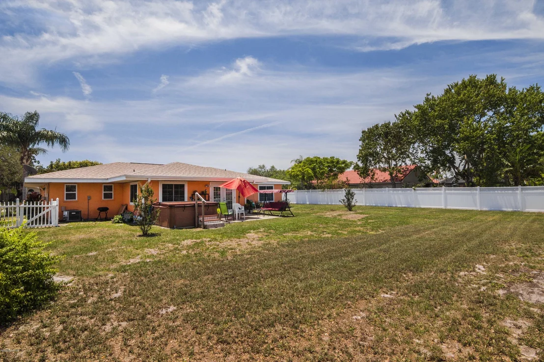 Photo of 905 Riviera Drive NE