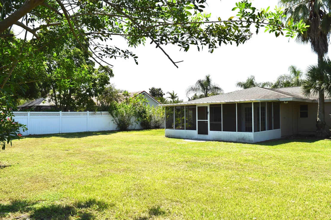 Photo of 881 Riviera Drive NE