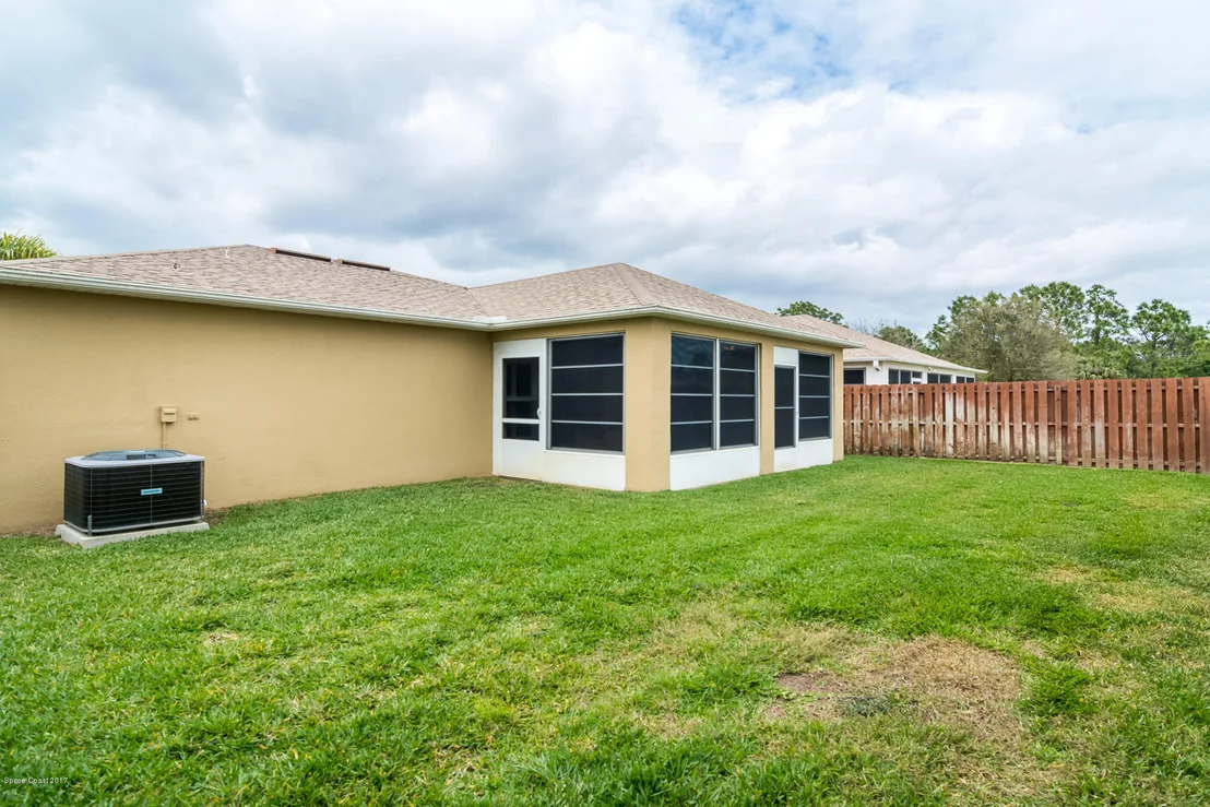 Photo of 1165 White Oak Circle