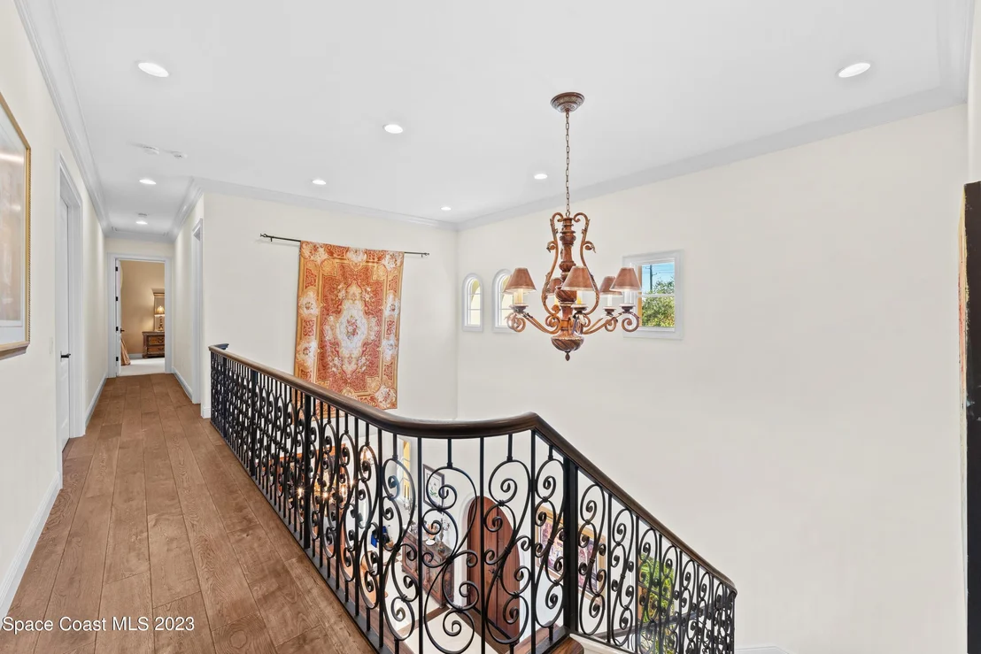 Photo of 2142 N Riverside Drive