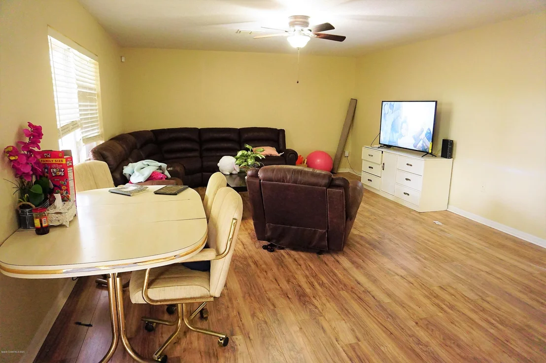 Photo of 1229 White Oak Circle