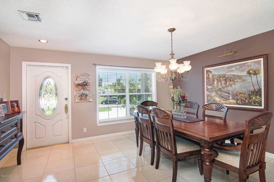 Photo of 1489 NE Meadowbrook Road NE