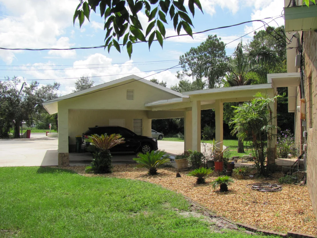 Photo of 385 N Range Road