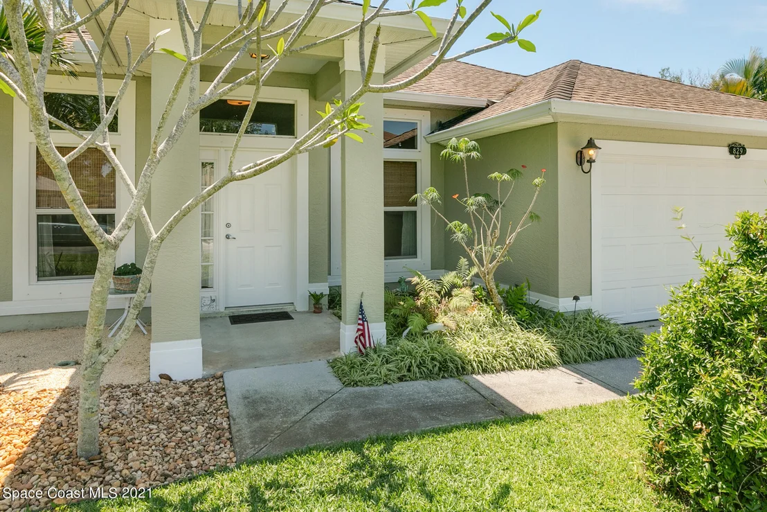 Photo of 829 Tavernier Circle NE