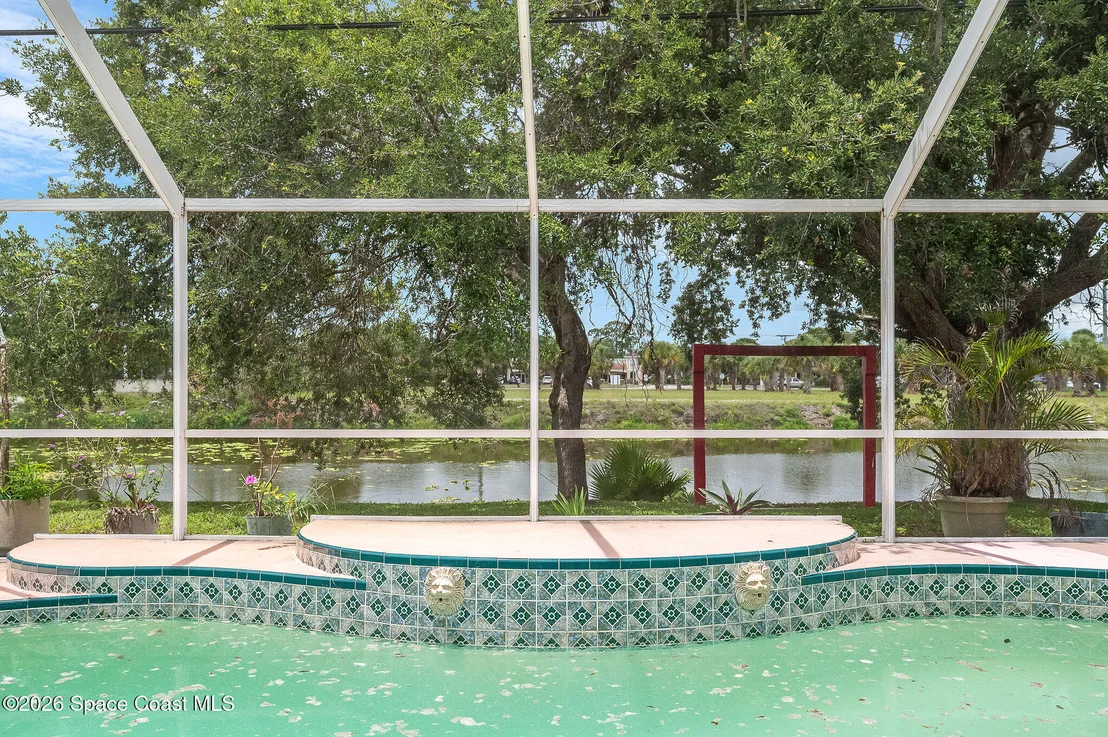 Photo of 586 Louvre Drive