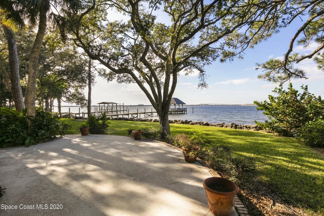 Photo of 1316 S Riverside Drive