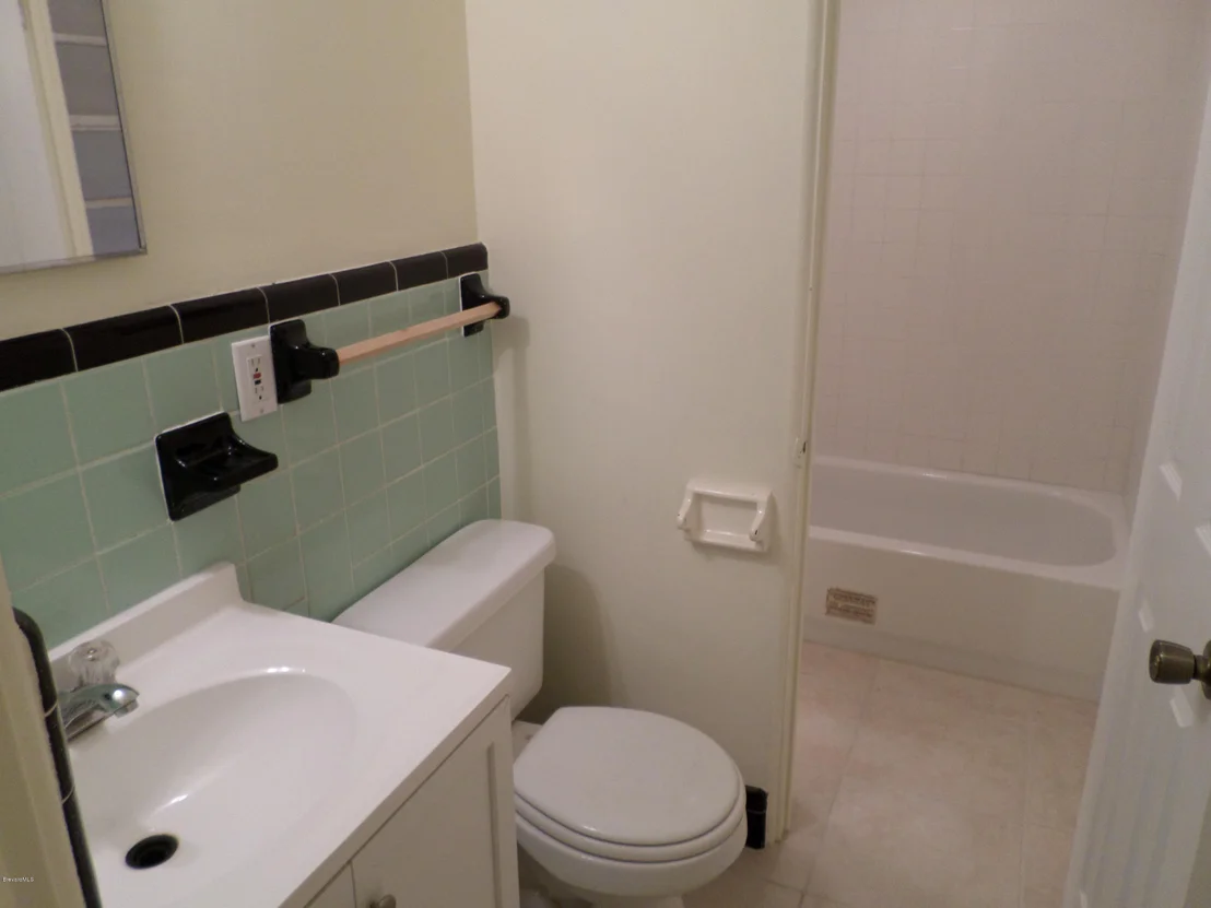 Photo of 305 Edinburgh Drive
