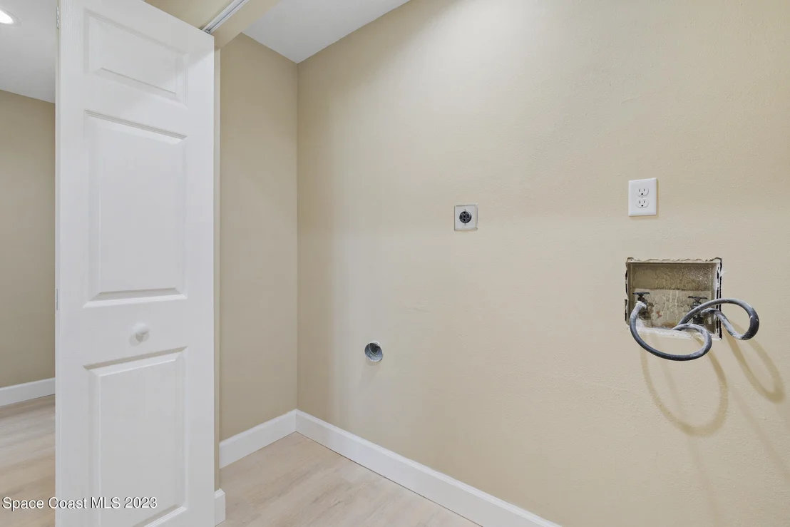 Photo of 1070 Mariposa Drive NE